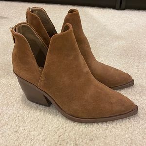 Vince Camuto Gigietta bootie - size 6 - camel suede - Gorgeous!